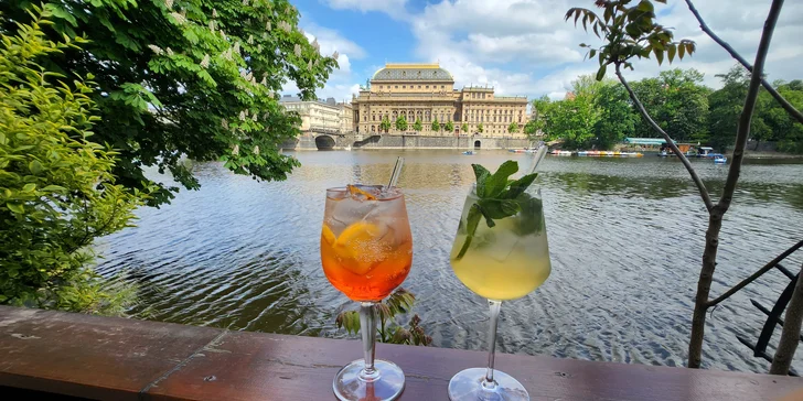 Dva osvěžující drinky podle výběru: Aperol nebo Hugo Spritz v Kkafe