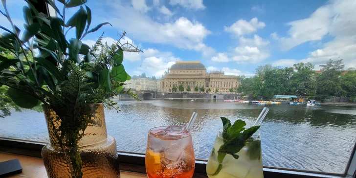 Dva osvěžující drinky podle výběru: Aperol nebo Hugo Spritz v Kkafe