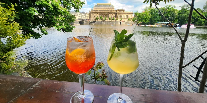 Dva osvěžující drinky podle výběru: Aperol nebo Hugo Spritz v Kkafe