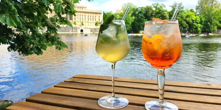 Dva osvěžující drinky podle výběru: Aperol nebo Hugo Spritz v Kkafe