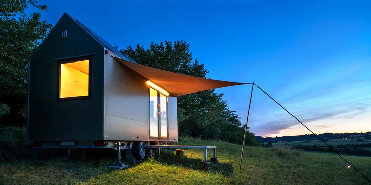 Glamping v moderním Tiny house u Semil pro pár i rodinu