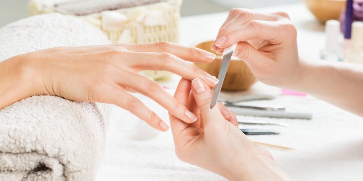 Přístrojová pedikúra či manikúra s masáží rukou, gellakem i prodloužením nehtů