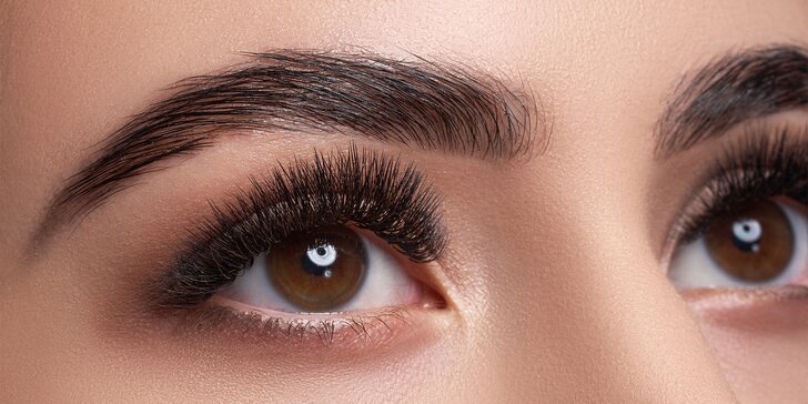 Laminace a barvení obočí nebo permanentní make-up očních linek, rtů a další
