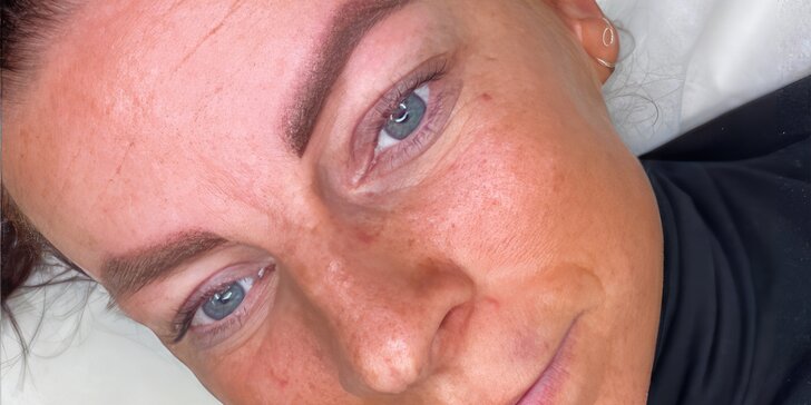 Laminace a barvení obočí nebo permanentní make-up očních linek, rtů a další