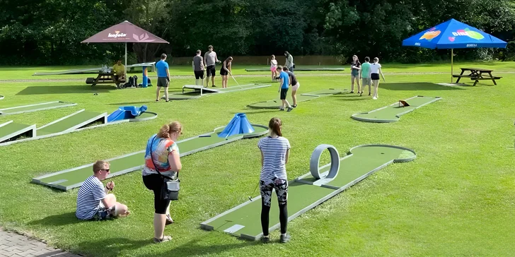 Vstup na venkovní 18jamkový Maloskalský minigolf pro děti i dospělé