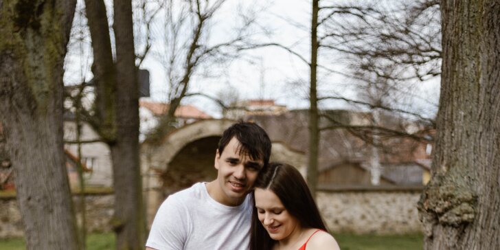 Focení v zámeckém parku Březnice: rodinné, těhotenské i portrétní