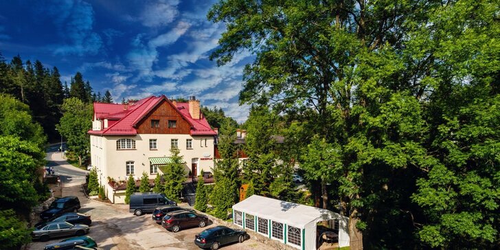 Pohoda v Karpaczi: hotel Leśny Dwór obklopený zelení, sauna i snídaně a sposuta vyžití pro děti