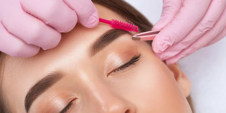 Barvení a úprava obočí Brow Henna nebo lash lifting s aplikací výživy na řasy