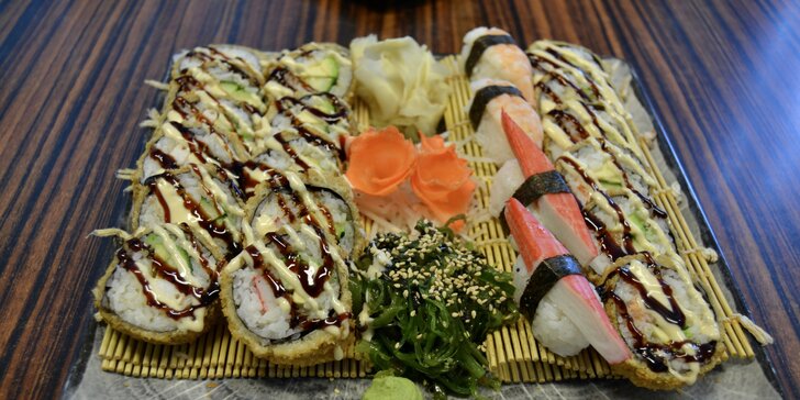 Sety 22-64 rolek sushi: s okurkou, avokádem, krevetami či lososem