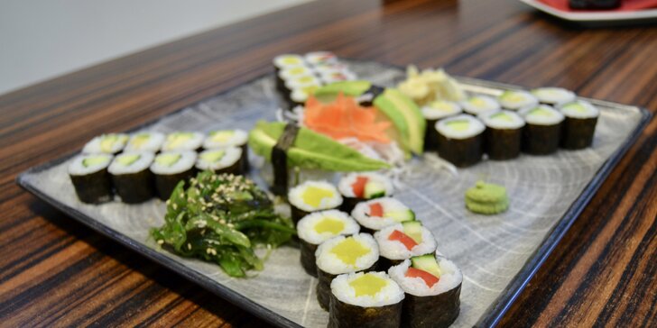 Pestré sushi sety: 22 až 64 ks s avokádem, krevetami i lososem
