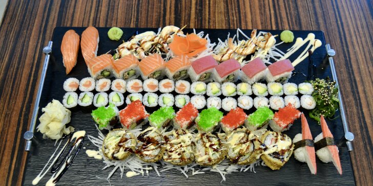 Sety 22-64 rolek sushi: s okurkou, avokádem, krevetami či lososem