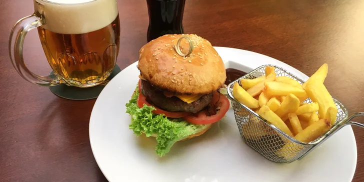 Hovězí burger, hranolky s tatarkou a cola nebo pivo pro 1 či 2 osoby