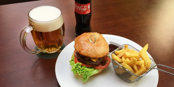 Hovězí burger, hranolky s tatarkou a cola nebo pivo pro 1 či 2 osoby