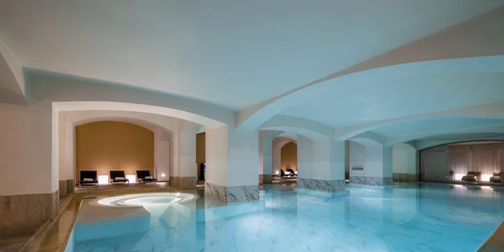 5* hotel v novorenesančním paláci v centru Prahy: luxusní pokoje, varianty se snídaní i vstupem do spa