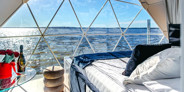 Luxusní houseboaty a bubliny na jezeře: privátní wellness, bazén, snídaně, vodní sporty a moře 300 m, 2 děti zdarma