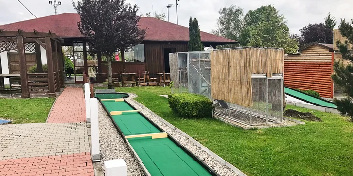 Venkovní minigolf i se stripsy a hranolky pro děti, dospělé či rodinu