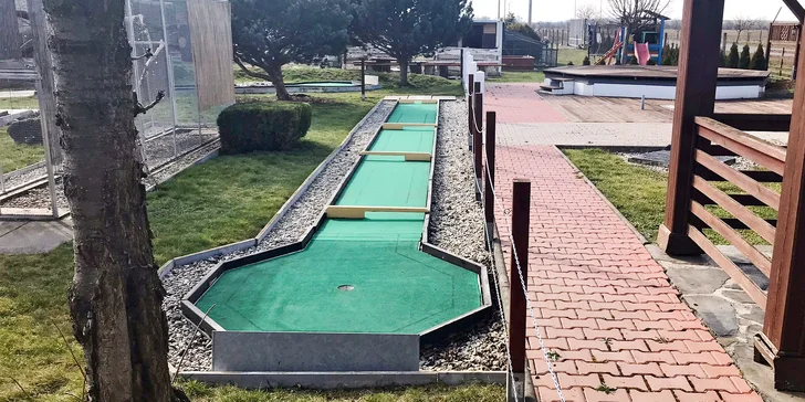 Venkovní minigolf i se stripsy a hranolky pro děti, dospělé či rodinu