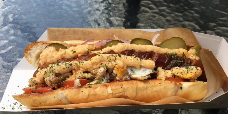 Hot dog či burger s hranolky a nápojem z food trucku u Edenu