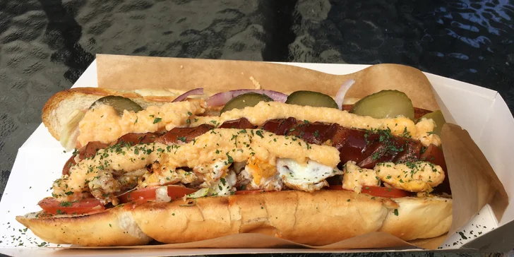 Hot dog či burger s hranolky a nápojem z food trucku u Edenu