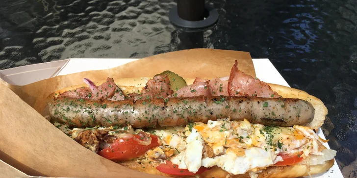 Hot dog či burger s hranolky a nápojem z food trucku u Edenu