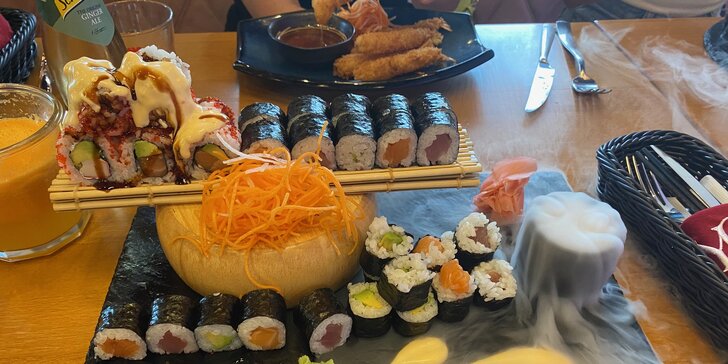 Set 32 nebo 54 ks sushi: maki, nigiri i speciální rolky podávané na suchém ledu
