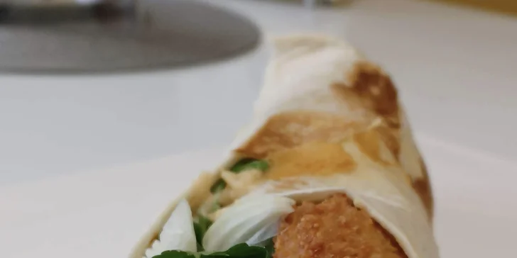 Orientální kuřecí shaorma v tortille nebo falafel s možností hranolků či nápoje