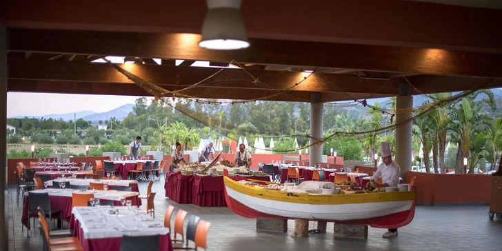 Hlavní restaurace, která se pyšní bohatými bufety, je postavená na čerstvých surovinách od místních sicilských farmářů.
