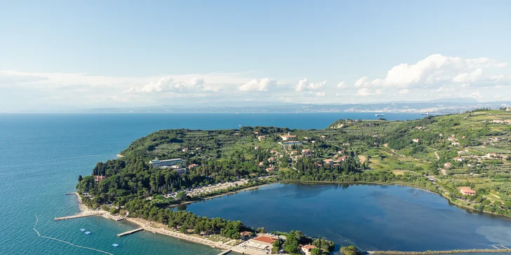 Len 5 kilometrov pešo od hotela sa nachádza mestečko Piran, známe svojím starobylým prístavom, kamennými uličkami aj pobrežnou promenádou.