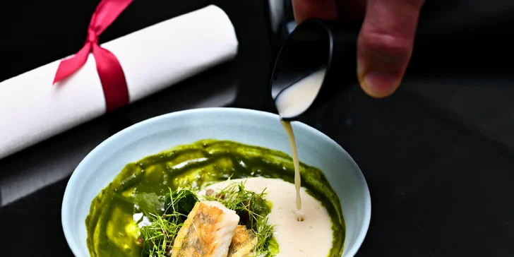 Restauraci najdete kousek od zastávky MHD Mrázovka. 