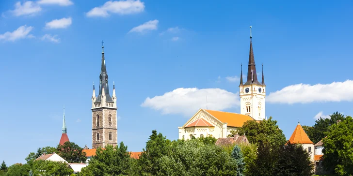 Vystoupejte v Čáslavi na vyhlídkovou věž kostela sv. Petra a Pavla nebo se zajděte podívat do Žižkovy síně. 