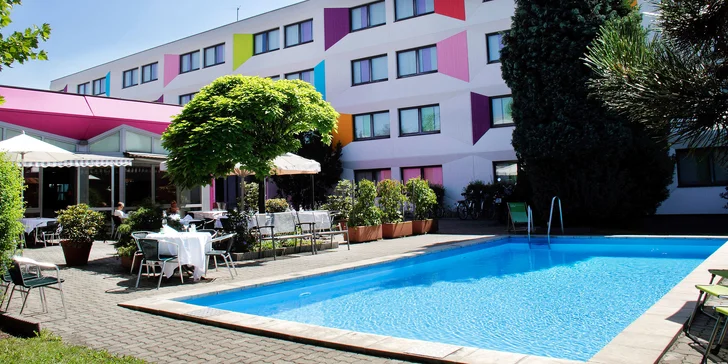 K hotelu patří terasa s bazénem, kam máte v sezóně volný vstup. Plavky s sebou! 