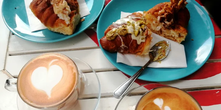 Pozdní snídaně či svačina pro 1 i 2 osoby: sladký croissant a káva dle výběru