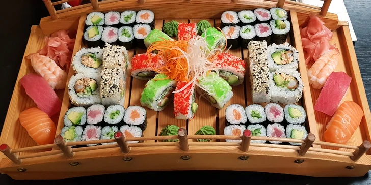 Sety s 24–72 ks sushi i miso polévkami, wakame saláty nebo minizávitky