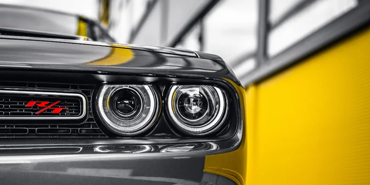 Nabušený Dodge Challenger s výkonem 375 koní: spolujízda, řízení i zapůjčení