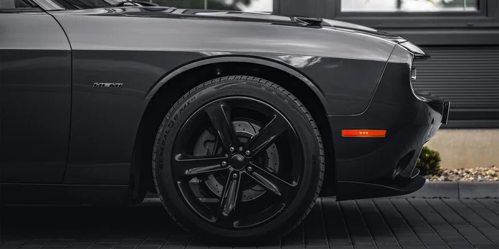 Nabušený Dodge Challenger s výkonem 375 koní: spolujízda, řízení i zapůjčení