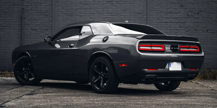 Nabušený Dodge Challenger s výkonem 375 koní: spolujízda, řízení i zapůjčení