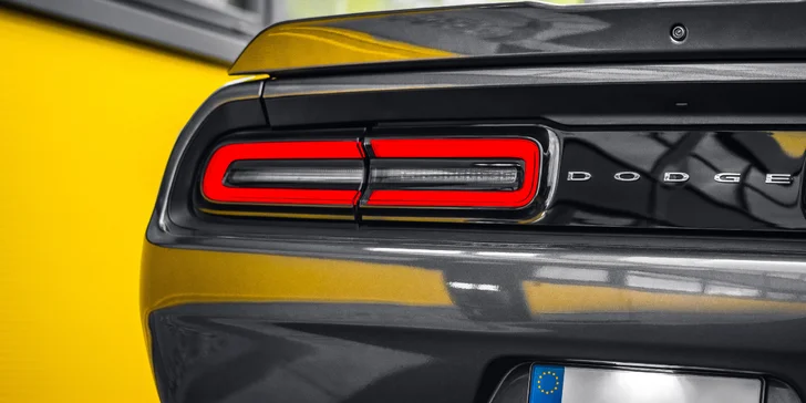 Nabušený Dodge Challenger s výkonem 375 koní: spolujízda, řízení i zapůjčení