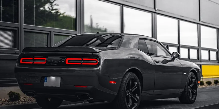 Nabušený Dodge Challenger s výkonem 375 koní: spolujízda, řízení i zapůjčení