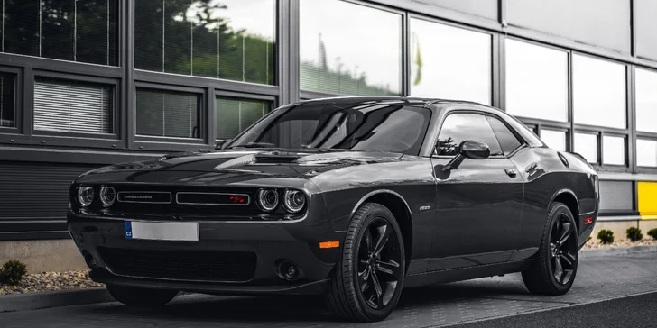 Nabušený Dodge Challenger s výkonem 375 koní: spolujízda, řízení i zapůjčení