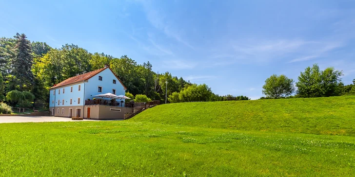 Nocleh, snídaně i privátní wellness u rybníka na východě Čech