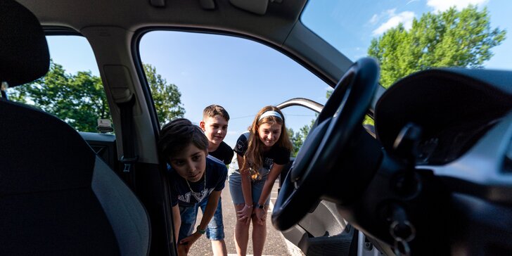 Dětská autoškola: 15–45 min. jízdy ve speciálně upraveném autě včetně paliva