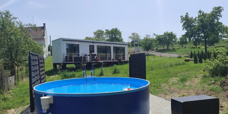 Designový tiny house v přírodě poblíž Olomouce až pro 4 osoby: americký styl, snídaně a zahrada s bazénem