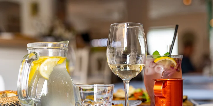 Rybí prkno pro dva v řecké restauraci na Porubě: pražma, mořský vlk, losos i pstruh