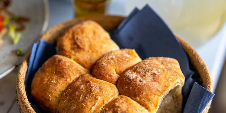 Rybí prkno pro dva v řecké restauraci na Porubě: pražma, mořský vlk, losos i pstruh
