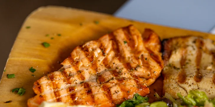 Rybí prkno pro dva v řecké restauraci na Porubě: pražma, mořský vlk, losos i pstruh