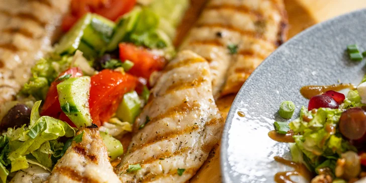 Rybí prkno pro dva v řecké restauraci na Porubě: pražma, mořský vlk, losos i pstruh