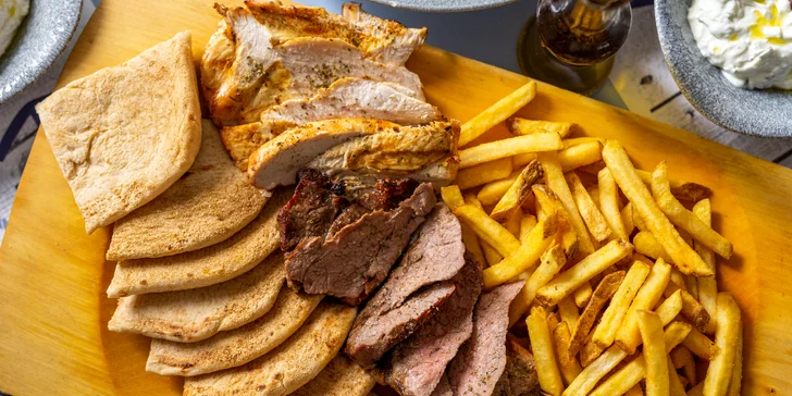 Steakové prkno z grilu v pravé řecké restauraci: rib eye, vepřová panenka i kuře, pita a hranolky