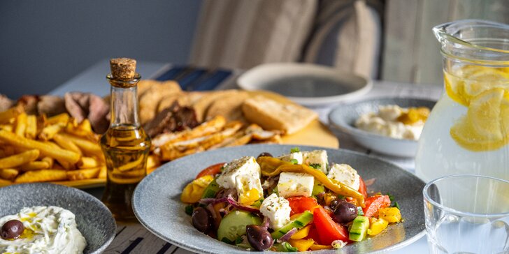 Steakové prkno z grilu v pravé řecké restauraci: rib eye, vepřová panenka i kuře, pita a hranolky