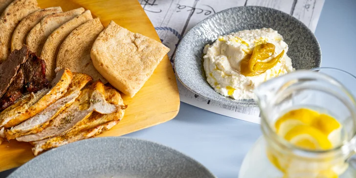 Steakové prkno z grilu v pravé řecké restauraci: rib eye, vepřová panenka i kuře, pita a hranolky