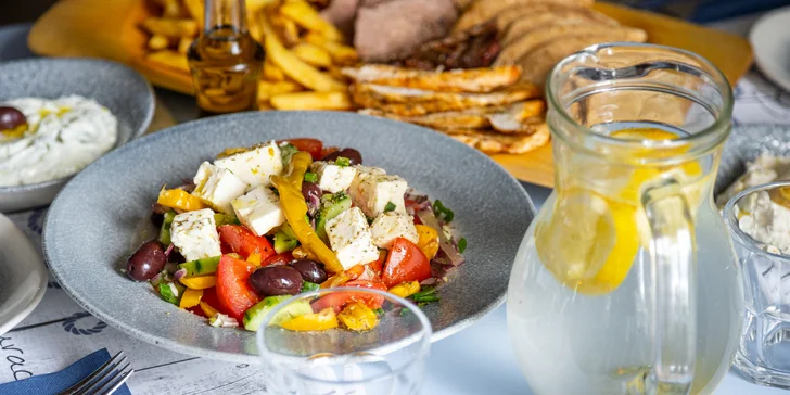 Steakové prkno z grilu v pravé řecké restauraci: rib eye, vepřová panenka i kuře, pita a hranolky